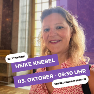 Heike Knebel mit offenen Haaren und Sonnenbrille mit einem Lächeln dem Betrachter zugewandt