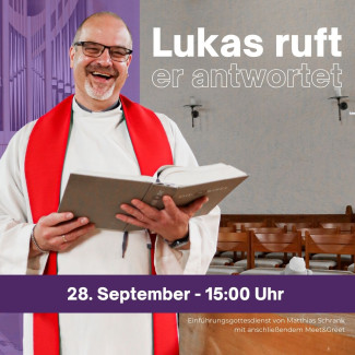 Diakon Matthias Schrank, in St. Lukas mit einer Bibel in der Hand